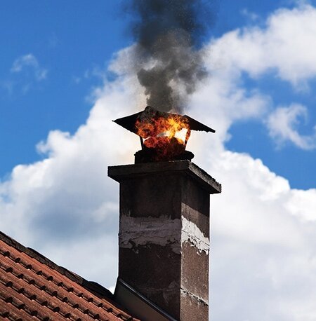 Forbrænding af sod i skorstenen.