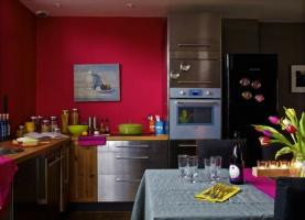 Brave farver og iøjnefaldende elementer til dit køkken. 6 gode ideer