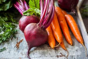 Holde søde rødbeder og gulerødder i haven: effektive teknikker
