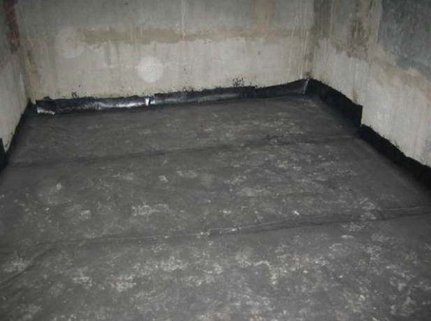 Vandret rulle isolering kælder med overlapninger på væggen. 10-12 cm.