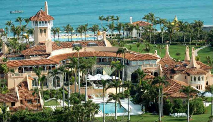 Mar-a-Lago i Palm Beach. Private Club Hotel. Sig, det er anslået til 200 mio. $. Det gør en fortjeneste på $ 15 millioner. $ Per år. (Image Source - Yandex-billeder)