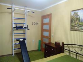 Sådan organisere rummet lille soveværelse: rummelig garderobe, en dobbeltseng og plads til fitness