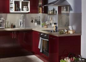 Modig og stadig fashionabelt rød til dit køkken. 6 moderne ideer