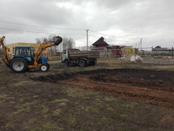 Photo 18.05.2018g. Jorden er allerede optøet. Proces nivellering pad startet.