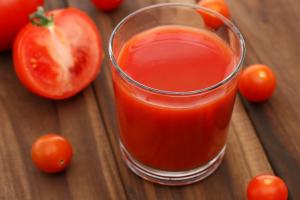 Tomatsaft til vinteren uden kogning, sparer fordel, og ikke ødelægge