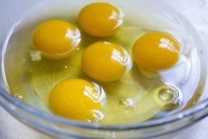 Nyttigt, hvis rå æg, kalorier, holdbarhed, anmeldelser