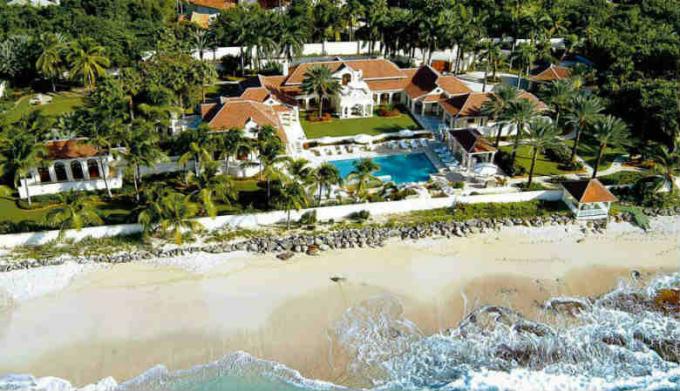 Le Chateau de Palmer i St. Maarten. 45 amerikanske præsident selv, kalder denne villa, "en af ​​de største private boliger i verden." Leje pris pr slag er 28000 amerikanske penge. Leje er muligt for mindst 5 dage. (Image Source - Yandex-billeder)