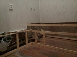 Transfiguration kedelig badeværelse i en pæn badeværelse. Økonomisk reparation. PVC-paneler: installation af vægge og loft.
