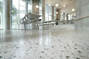 Poleret beton: hvordan man laver en billig og originalt gulv