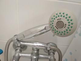 Nyttige Tricks til badeværelset: vandbesparelser på 60%, hvide flisefuger, skåret fliser, tilstoppede i badeværelset
