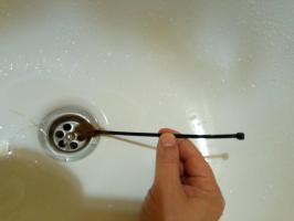 En enkel, men meget effektiv måde at rense afløbet i badeværelset af håret uden at strippe vandlåsen.