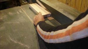 Hvordan man laver en tynd, ensartet tykkelse rem med hjælp af en rundsav