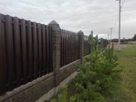 Den endelige form af hegnet blokke "Washed Beton" og metalloshtaketnika