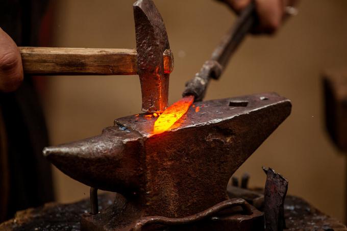 Anvil - det vigtigste redskab-værktøj til at skabe metaller.