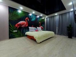 Soveværelse med lyserøde flamingoer og køkken med en fjer - lavede en kreativ renovering i deres kopeck-stykke