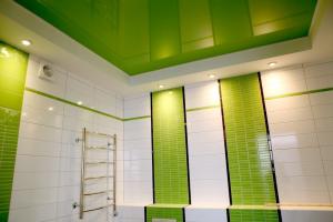 Hvordan til at dekorere loftet i badeværelset: moderne varianter