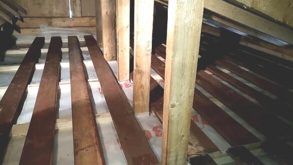 På loftet, om isolering, det kan ikke anbefales at lægge et solidt gulv.