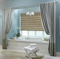 Sådan vælger gardiner på vinduet i badeværelset: luksus minimalisme vs