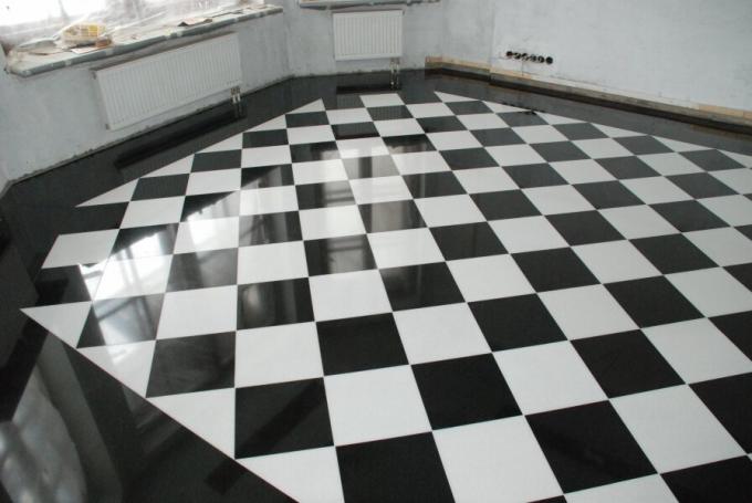 gulv foret diagonalt visuelt udvider rummet.