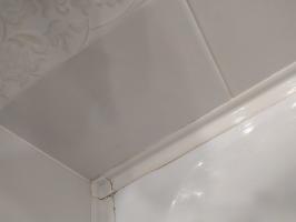 Linoleum på væggene i badeværelset i stedet for fliser: budget og hurtig efterbehandling uden sømme, mug