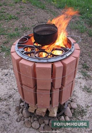  Hjemmelavet BBQ af metal og mursten perfekt holder varmen.