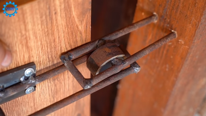 Rettet en lås til porten, som blev lavet med sine egne hænder