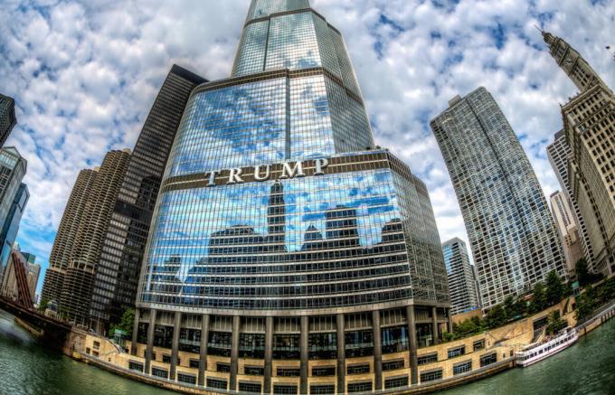Det er den bygning, hvor Trump lejlighed indtager 3 etager i en penthouse på de øverste etager. (Image Source - Yandex-billeder)