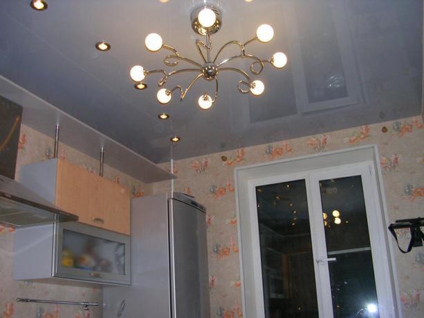 Nedhængt loft i køkkenet. Billeder taget med sledcomspb.ru