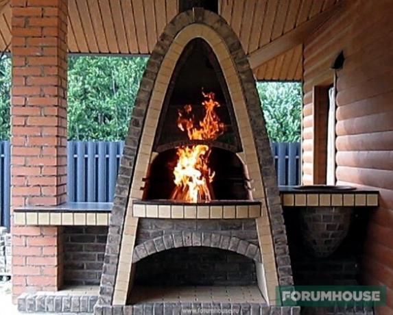  Stilfuld ovn grill i form af parabolske buer af den berømte arkitekt Antoni Gaudi.
