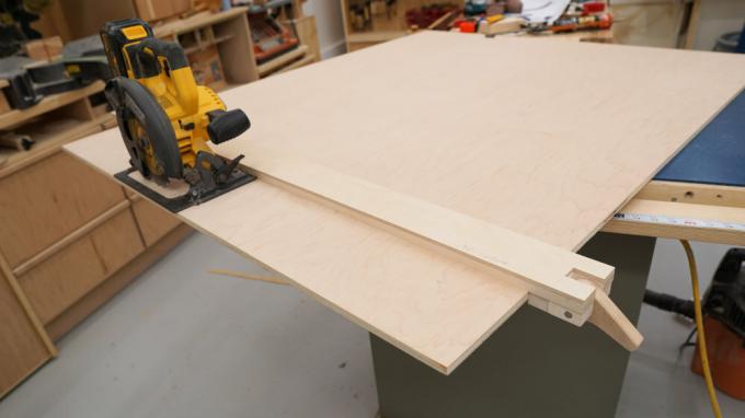 fra stedet - https://ibuildit.ca/projects/how-to-make-a-straightedge-guide/