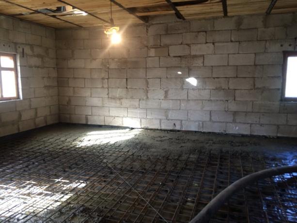 Processen med støbning betongulvet af første sal.