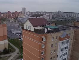 Genberegne hviderussisk: privat hus på taget af højhuse