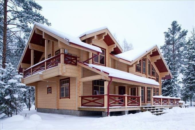 House of lamineret finér tømmer varm, stærk og pålidelig. Udadtil dette hus ser meget præsentabel.