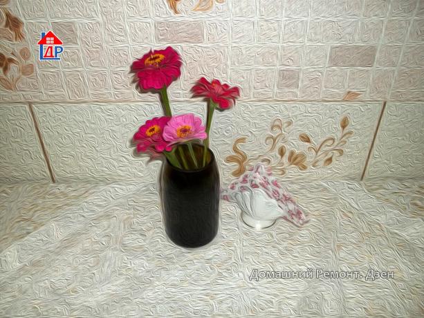 Færdiglavet vase med blomster fra flasken